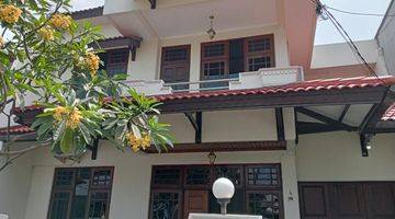 tampak depan rumah bagus di dalam komplek