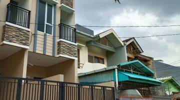 tampak depan rumah baru 3 lantai jelambar