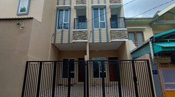 tampak depan rumah baru 3 lantai jelambar