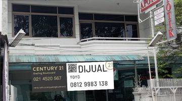tampak depan rumah usaha strategis plus apotik