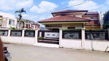 tampak depan rumah mewah di sayap turangga