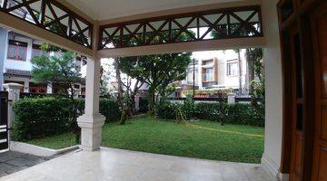 tampak depan rumah mewah di sayap turangga