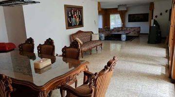 ruang tamu rumah dijual terawat di sayap