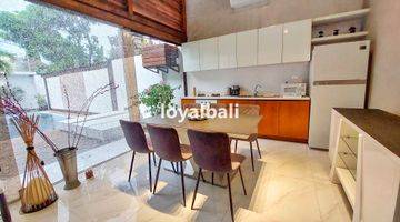 ruang makan stylish 3 bedroom villa with