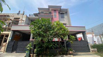 Gambar 1 Rumah 3 Lantai Bagus Unfurnished SHM di Kemang Pratama 2, Bekasi