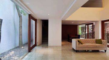 ruang tamu  rumah 3 lantai semi furnished