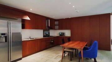 ruang makan  rumah 3 lantai semi furnished