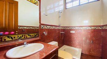 kamar mandi  rumah bagus taman luas di