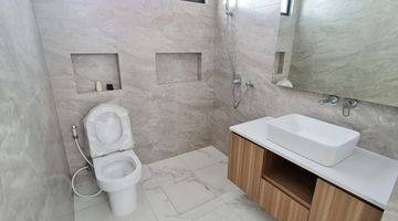 kamar mandi rumah mewah di pantai indah