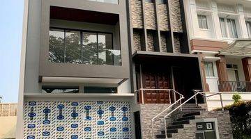 tampak depan rumah mewah cluster scarlet the