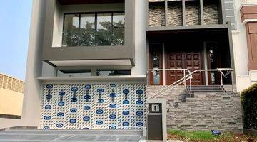 tampak depan rumah mewah cluster scarlet the