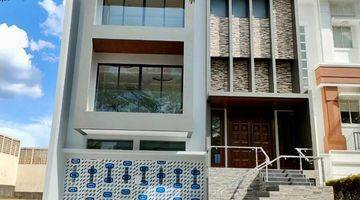 tampak depan rumah mewah cluster scarlet the