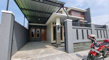 tampak depan rumah baru cantik di gedongan