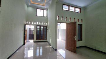 ruang tamu rumah baru cantik di gedongan