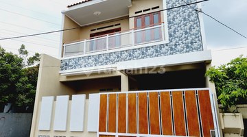 tampak depan rumah baru 2 lantai di