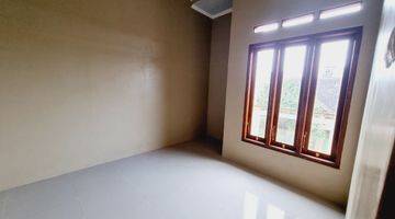 ruang keluarga rumah baru 2 lantai di
