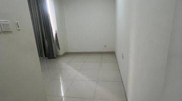 Gambar 4 Rumah Luas Asri 2lt di Cluster Goldfinch The Springs Gading Serpong