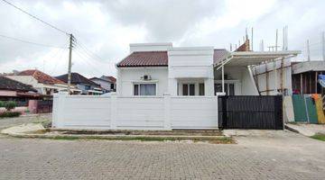 tampak depan dijual cepat rumah hook di