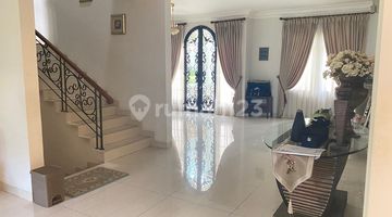 ruang tamu rumah mewah type kolonial minimalis