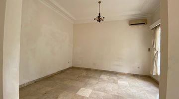 ruang tamu rumah 2 lantai butuh renovasi