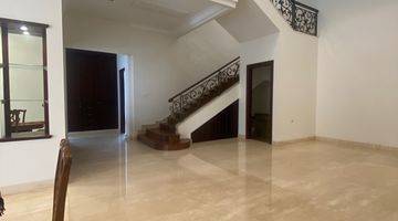 ruang keluarga rumah 2 lantai bagus semi
