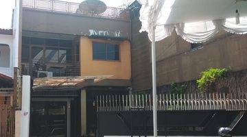 tampak depan rumah 2,5 lantai letak strategis