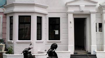 Gambar 1 Disewakan town house Taman Paris total renovasi baru. Dua lantai . Cakep