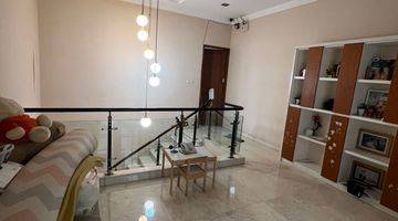 ruang keluarga rumah permata buana 3 lantai