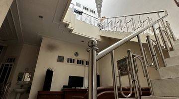 ruang tamu rumah permata buana 160 m2