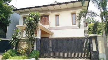 tampak depan rumah modern minimalis di villa