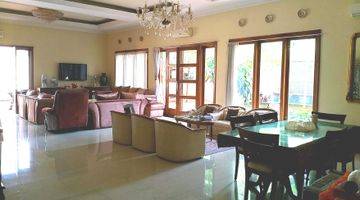 ruang tamu rumah modern minimalis di villa