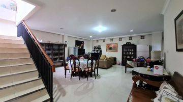 ruang keluarga rumah 2 lantai bagus semi