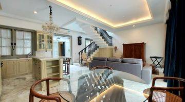 ruang makan rumah 2 lantai cantik terawat