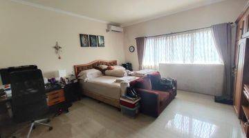 kamar tidur rumah 2 lantai asri dan