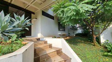 tampak depan rumah lokasi strategis dalam komplek