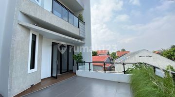 Gambar 4 Rumah 3 Lantai Modern Scandinavian Dalam Komplek di Jagakarsa