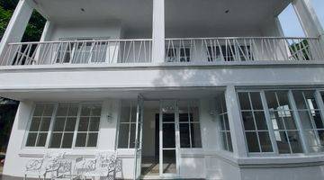 tampak depan rumah 2 lantai di cirendeu