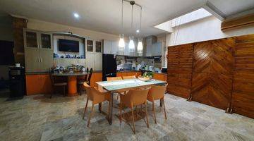 ruang makan rumah mediterranean classic super asri