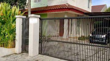 tampak depan rumah bernuansa tropis di cinangka