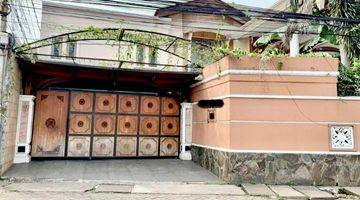 tampak depan rumah 2 lantai depan jalan