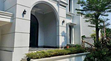 tampak depan rumah eropa style lokasi premium