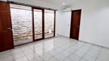 Gambar 4 Bright House In A Quiet Area Of Kemang. Must See