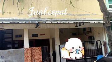 tampak depan rumah tingkat dijual cepat di