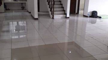 ruang keluarga rumah luas lahannya bikin keluarga