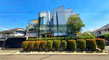 tampak depan rumah 2 lantai bagus shm