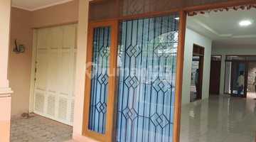 tampak depan disewakan rumah siap huni di