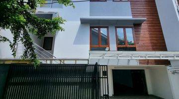 Gambar 1 Rumah 3 Lantai Bagus Semi Furnished SHM di Cipete, Jakarta Selatan