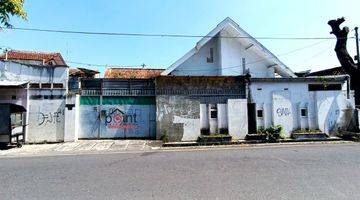 tampak depan rumah murah tepi jalan raya