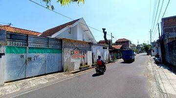 tampak depan rumah murah tepi jalan raya
