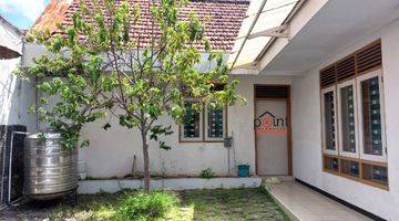 tampak depan rumah murah tepi jalan raya